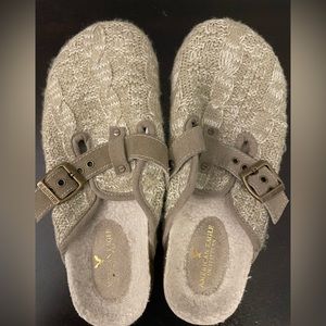 American Eagle, Size 8 slide on clogs